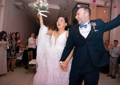 Novios celebrando su boda en un salón elegante. Decoración romántica para una recepción de casamiento.