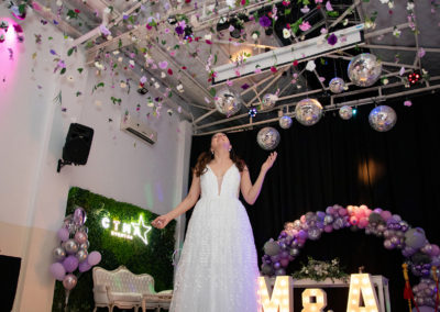 Novios celebrando su boda en un salón elegante. Decoración romántica para una recepción de casamiento.