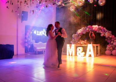 Novios celebrando su boda en un salón elegante. Decoración romántica para una recepción de casamiento.